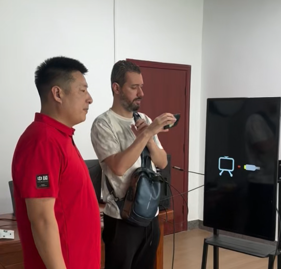 Keeyoto brand cooperation scene, factory manager negotiating custom mattress OEM design business with overseas foreign client in office
